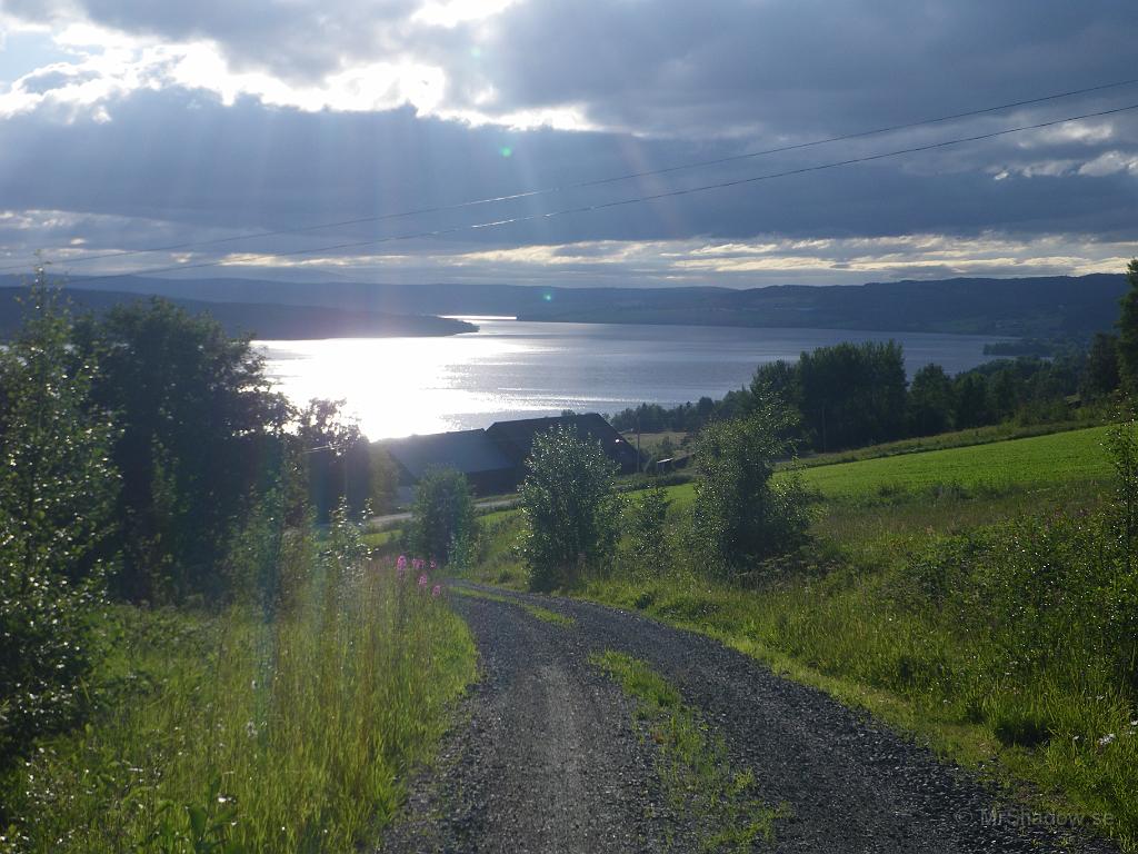 IMGP3864.JPG - Trodde inte det skulle bli någon bild..  Var till kompisarnas hus i Röde och när jag åkte därifrån, så speglade sig solen så läckert i sjön..