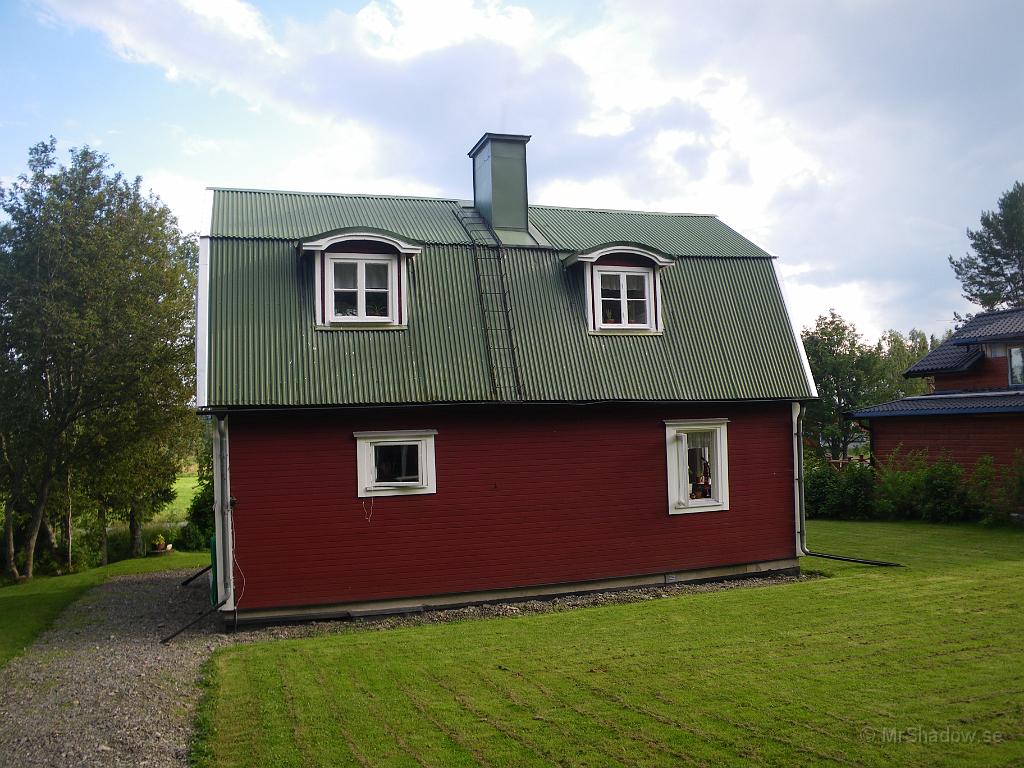 IMGP4009.JPG - Vid 18 så kommer det lite solstrålar även på baksidan av huset.