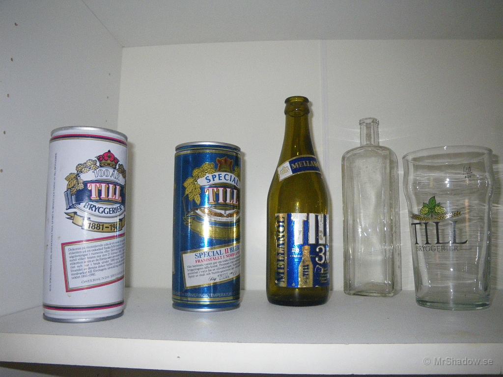 IMGP4015.JPG - Har gjort några loppisfynd under sommaren som hamnat i bokhyllan. Till mellanöl 3,6 var den sista ölen jag drack, sommaren 1976. Kul att hitta en flaska med en hyfsad etikett på.