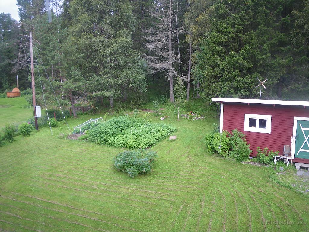 IMGP4016.JPG - 2010-08-09  Utsikt över trädgårdslandet från övervåningen.