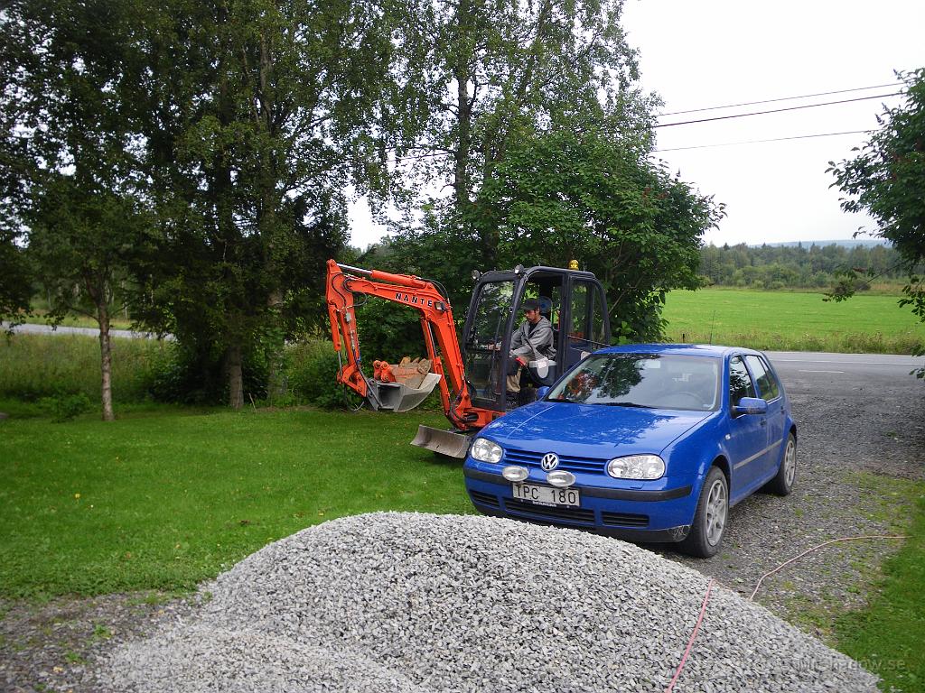 IMGP4022.JPG - På uppfarten ligger en liten hög med singel och så kommer grannen puttrande med en liten grävare..