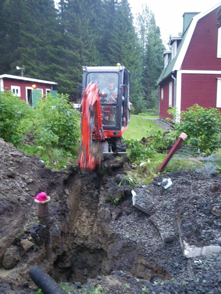 IMGP4028.jpg - Ett djupt dike skall det bli genom leran