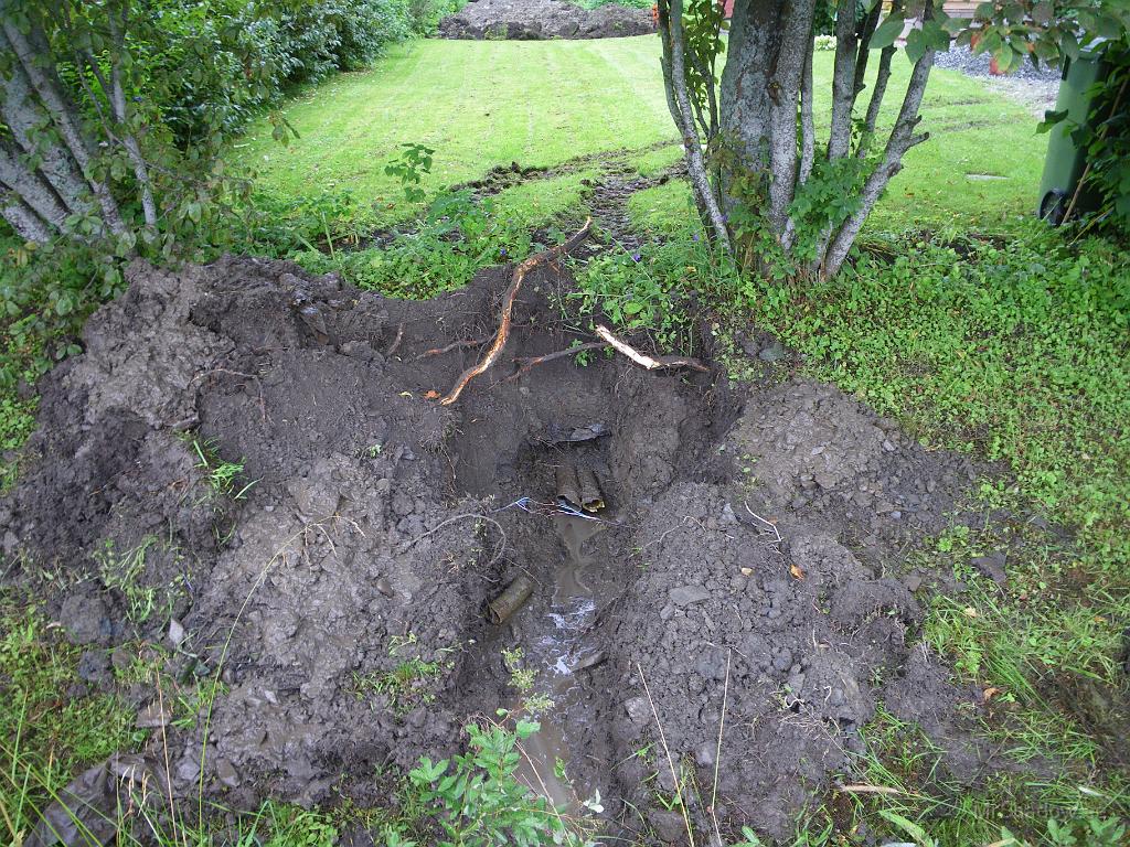 IMGP4036.JPG - Fynd 3, nedre änden av de "okända" dränneringsrören. Här var de igensatta av slam och med ev hjälp av senaste vägombyggnade.. Tyvärr fanns också fynd 4 och 5 på samma ställe. De två ändarna av telekabeln :-( Men den fixades med lödten, plasttape och lite silvertape :-)