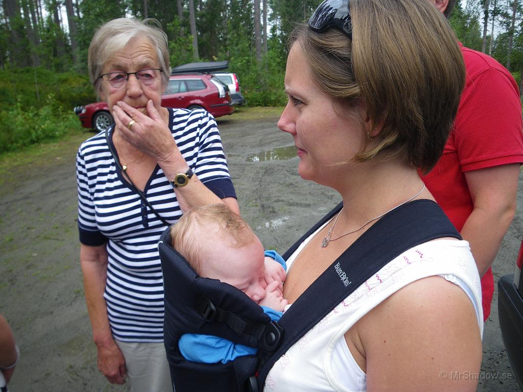 IMGP4044.JPG - Mitt på lördagen blev det avbrott i grovarbetet för Slåttsägaren. Det var bestämt att hela familjen skulle träffas för ett besök vid Mus-Olle,s Museum i Ytterån.
