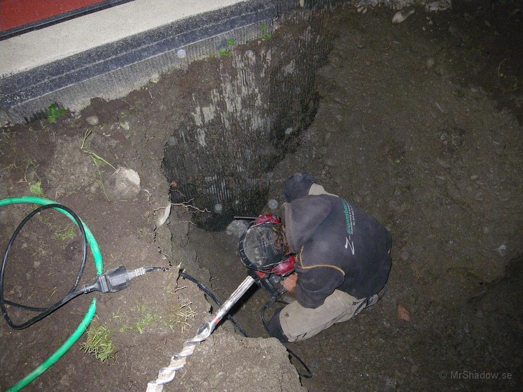 IMGP4063.JPG - För att få in vattenslangen, så måste man ju ta hål på husgrunden.. Ca 1,5m under marknivå.