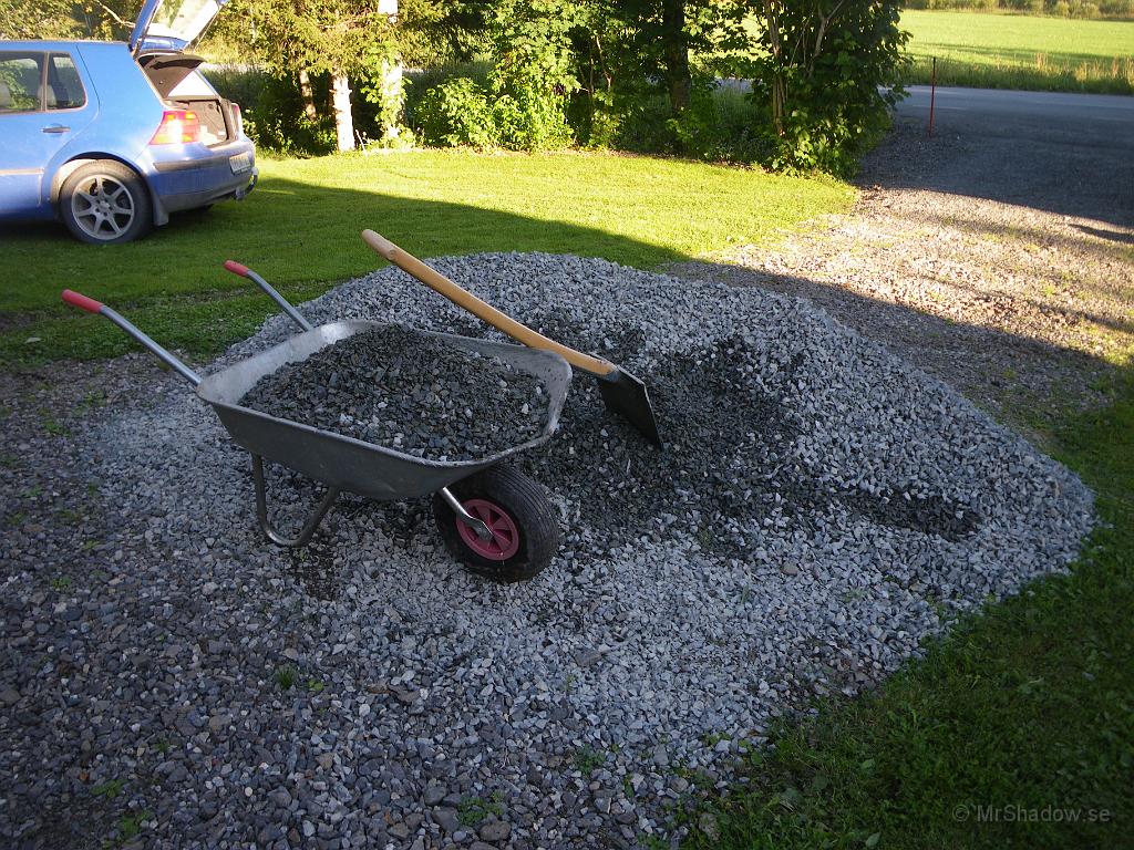 IMGP4074.JPG - Runt dränneringen skall det vara singel.. Vilket måste förflyttas med hjälp av skottkärra..
