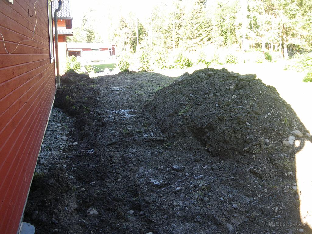 IMGP4087.JPG - Diket är igenlaggt och nu återstår att flytta bort de överblivna fyllnadsmassorna.. 4 kubikmeter kanske, vilket kan vara runt 100 stottkärror..
