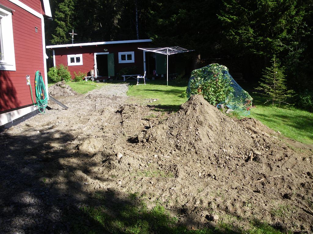 IMGP4088.JPG - Några högar med matjord blev det också.
