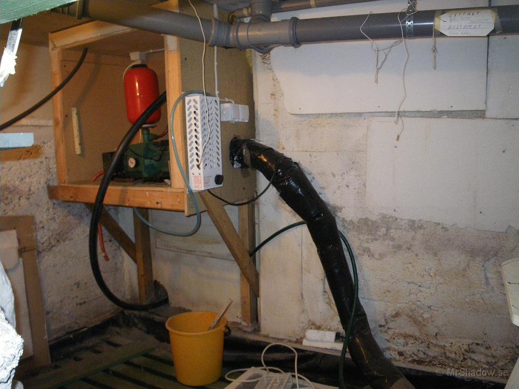 IMGP4091.JPG - Fortfarande den gamla pumpen i gång och bara en ny slang indragen