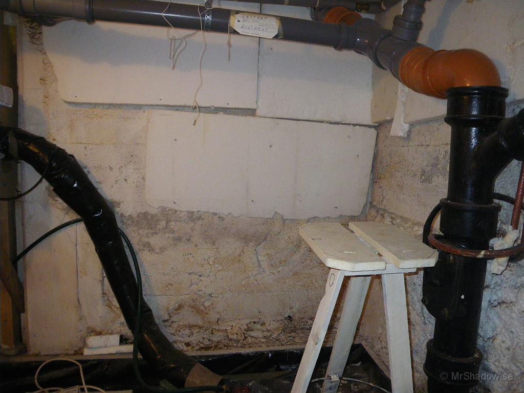 IMGP4092.JPG - Skall nog bättra på isoleringen av den väggen. Senare i höst kanske..