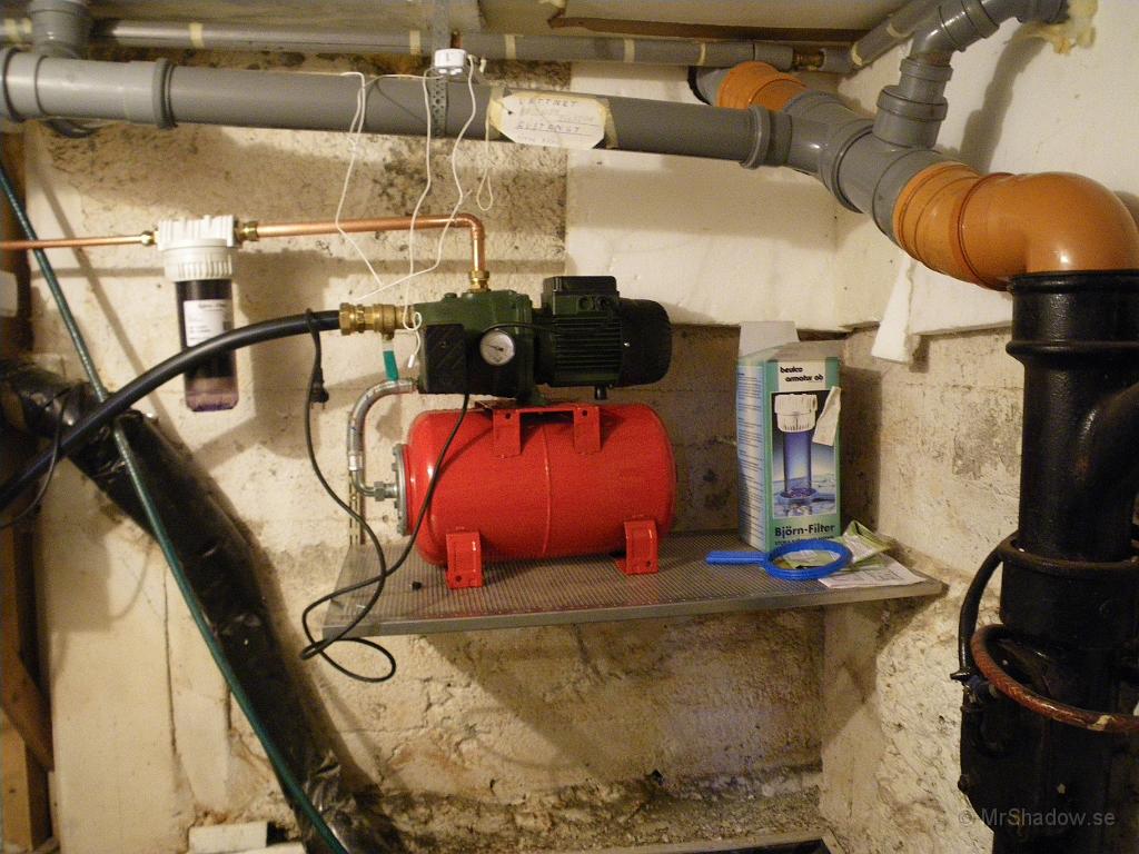 IMGP4110.JPG - 2010-08-20  Nu är den nya vattenpumpen installerad och provkörd.  En helt annan kvalité på vattnet :-) och nu skall grejorna bara trimmas lite..