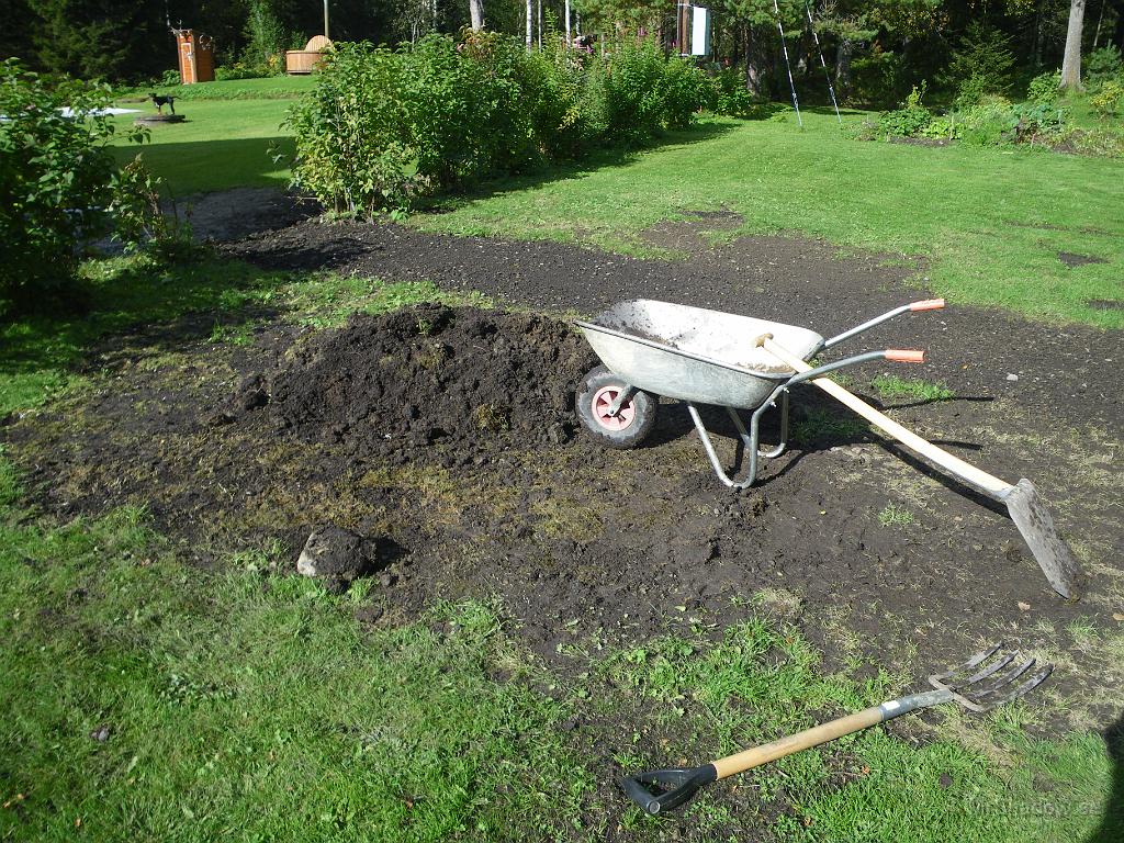 IMGP4274.JPG - Högen med matjord minskar, men det går lite tungt..