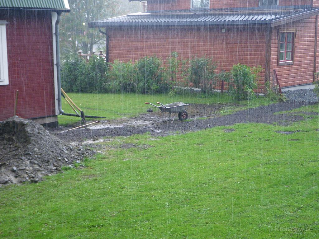 IMGP4275.JPG - Ett litet kortare avbrott för en störtskur gjorde att det blev lite geggigare att jobba...