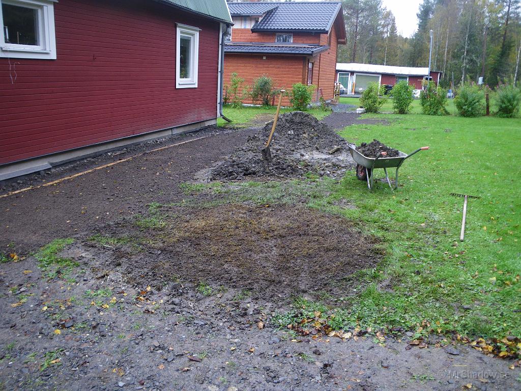 IMGP4327.JPG - En av högarna med fyll har fraktats bort i vart fall och den andra är på väg den också..