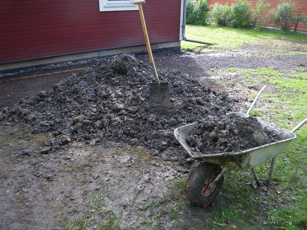 IMGP4330.JPG - Högen bakom huset minskar..