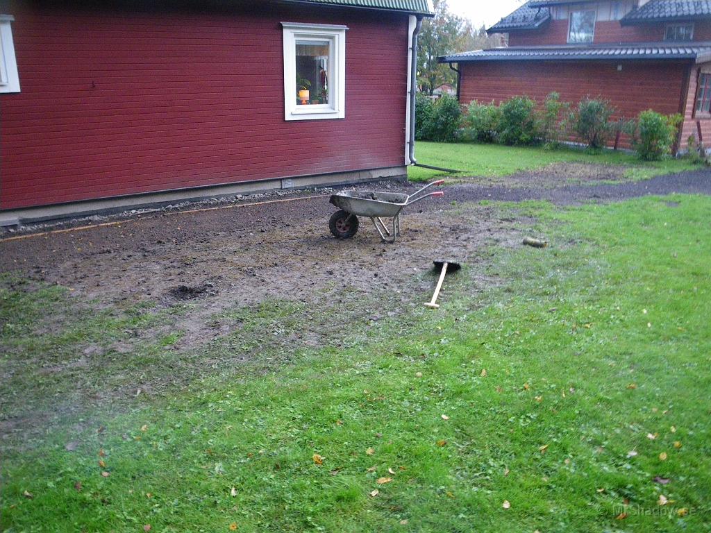 IMGP4332.JPG - Nu skall det städas av lite och köras på lite ny matjord och sedan gräsfrö.