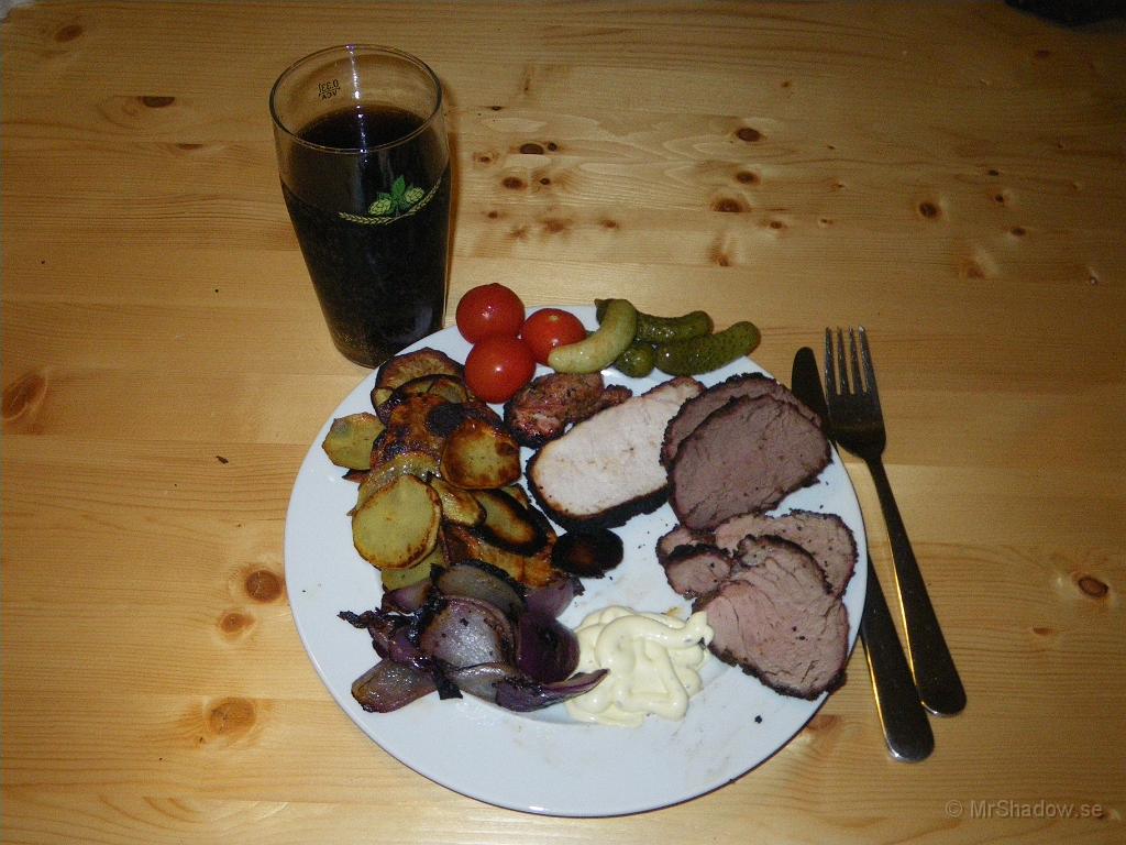 IMGP4337.JPG - Hyffsad middag denna dag med råstekt potatis, lite hjortbiff, en gnutta oxfilé, en bit grillad kotlett, samt lite stekt lök och några grönsaker.
