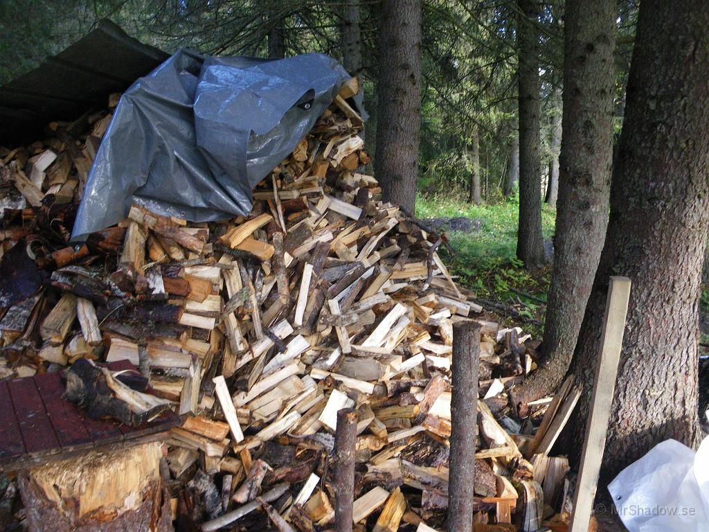 IMGP4343.JPG - Vedhögen har minskatt en del, men fortfarande är det ett drygt jobb att bära in och stapla.