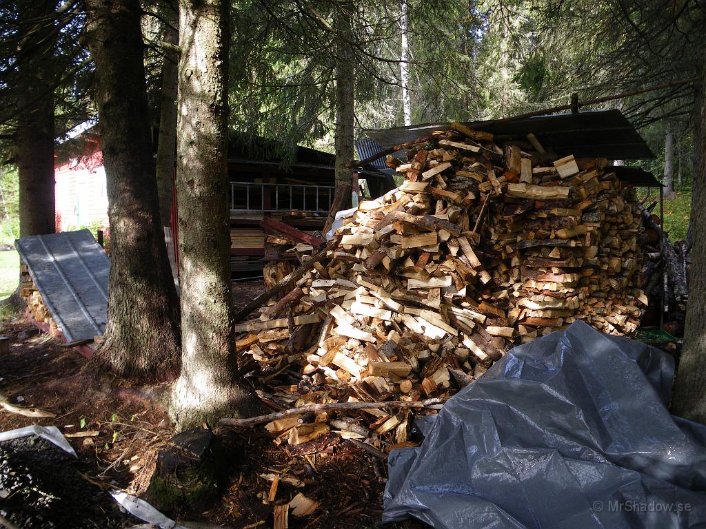 IMGP4442.JPG - Jodå, vedhögen krymper..
