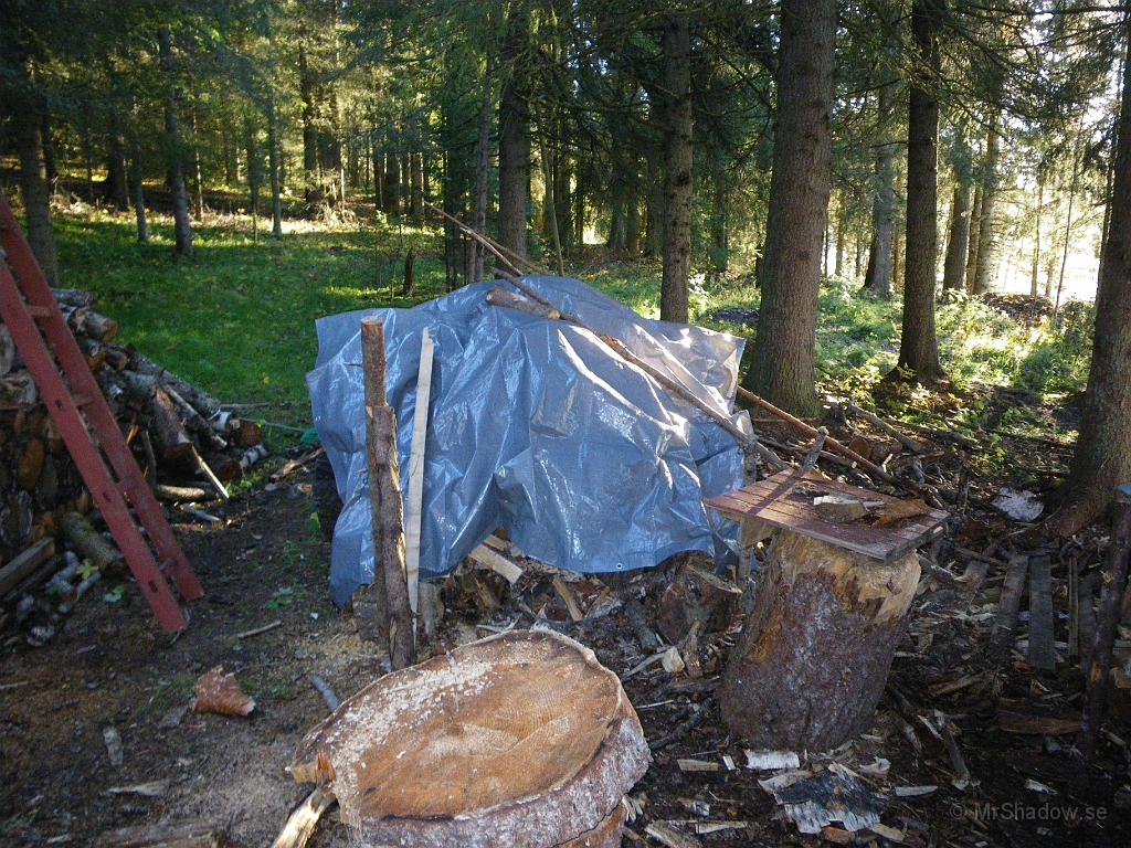 IMGP4452.JPG - Lite kvar ute under plasten, men det skall staplas upp det också och hamna under plåt..
