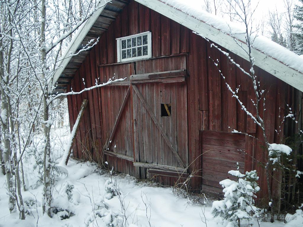 IMGP4938.JPG - Någon har besökt ladan senaste veckan.. De har inte satt för stöttan och inte heller skjutit igen dörrarna i "rätt" ordning.. Man skall alltid återställa som det såg ut när man kom. Inte ta annat än bilder och enbart lämna fotspår..