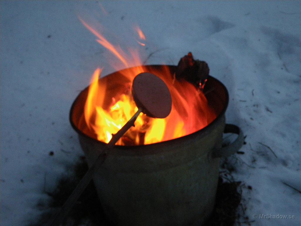 IMGP5059.JPG - Grilla falukorv över öppen eld är inte fel.