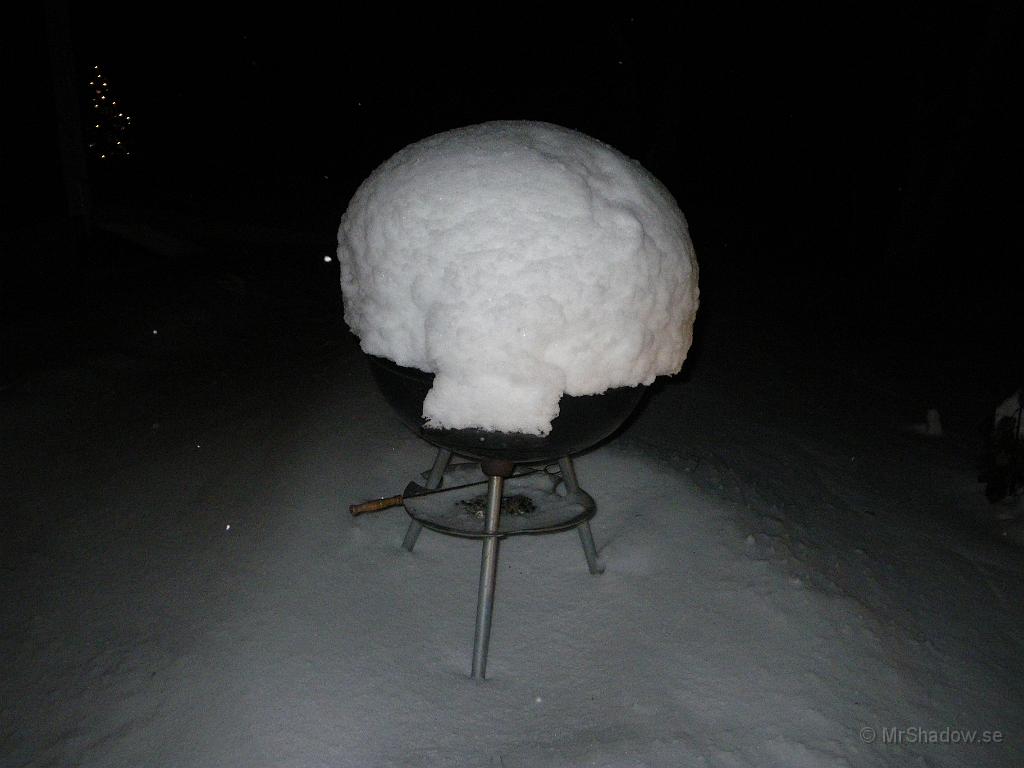 IMGP5308.JPG - Grillsässongen är INTE slut, bara det att snöröjningen inte jobbat..
