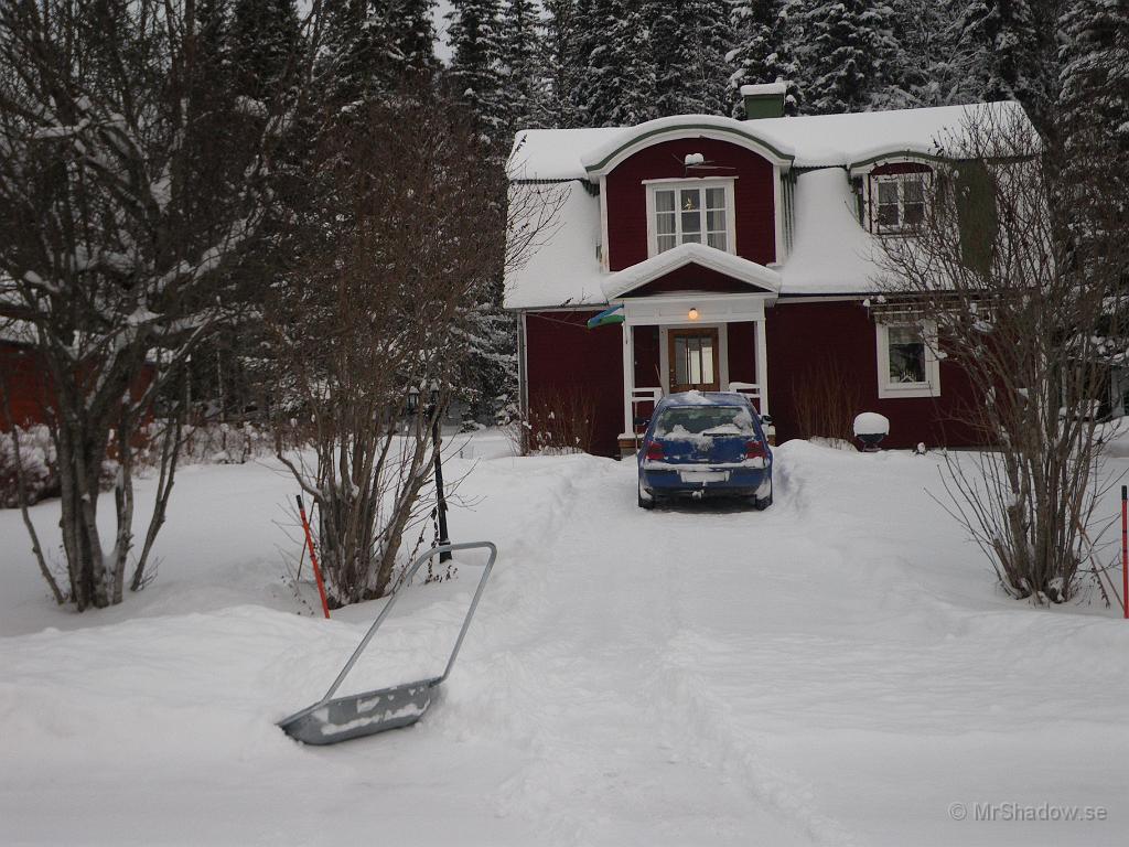 IMGP5310.JPG - Ca 30 cm snö är det och denna dag så blåste det lite också, vilket syns på fasadflaggan..