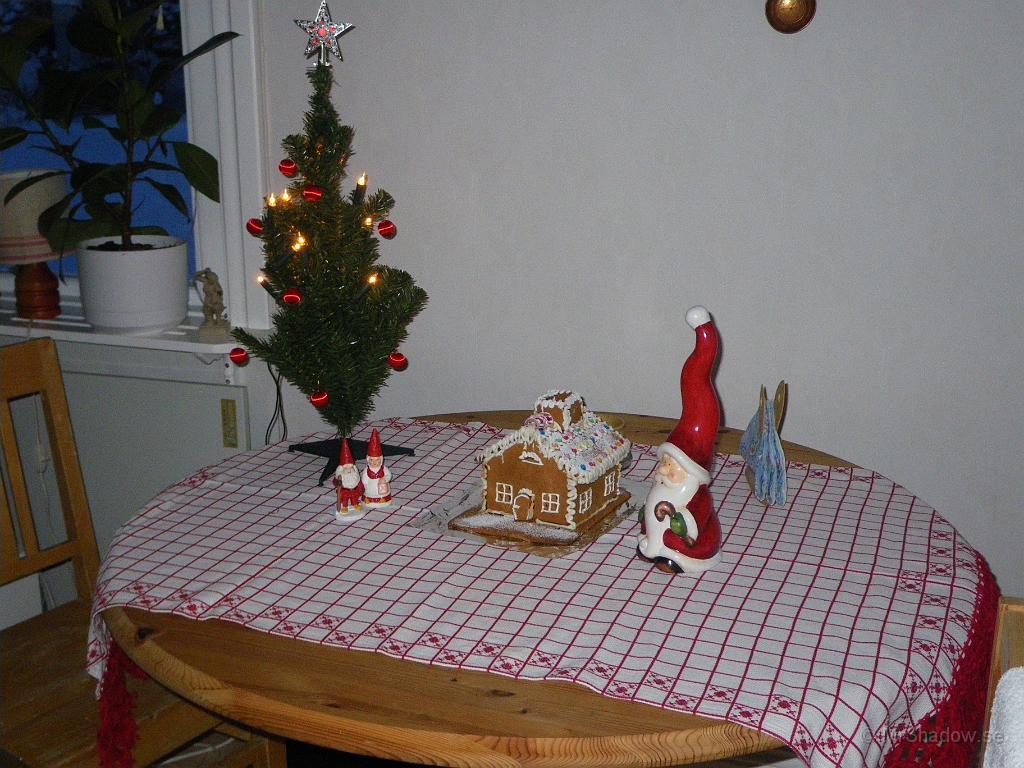 IMGP5313.JPG - Lite julpynt är på plats.