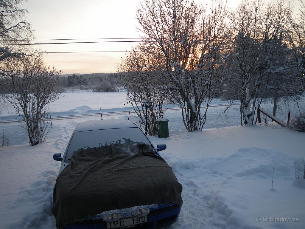 IMGP5346.JPG - Några minuter före 13 så ser det ut som att solen går ner..