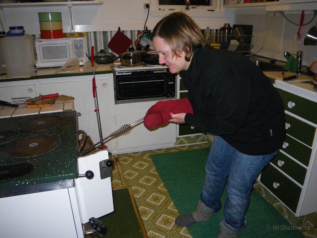 IMGP5378.JPG - 2010-12-26  Det ser ut som att T är rädd för spisen. Och visst skall man ha respekt för en vedspis