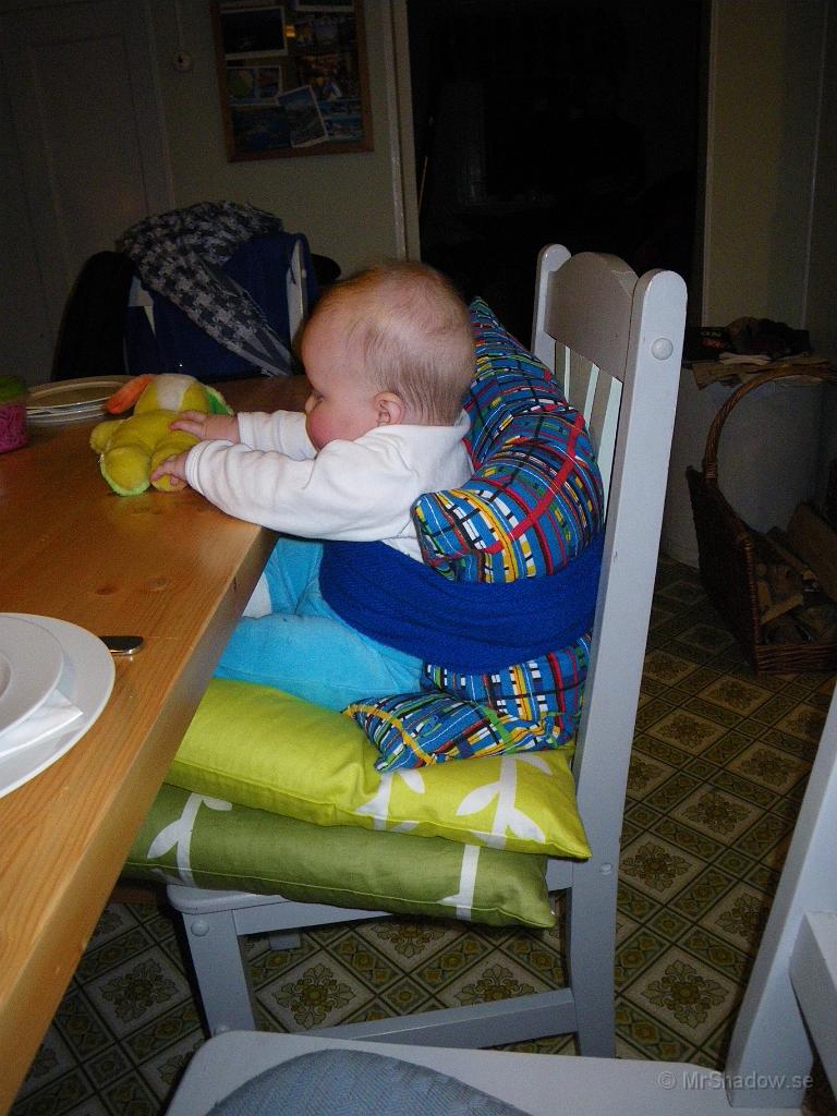 IMGP5379.jpg - Ingen barnstol så då blir det andra lösningar..