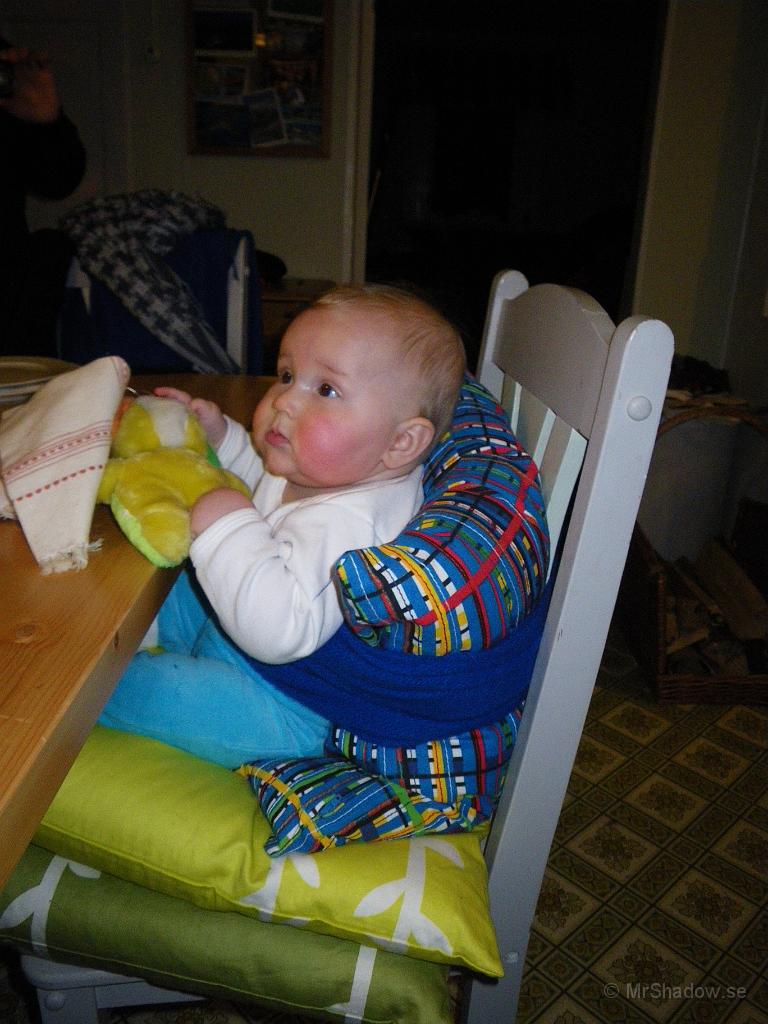 IMGP5380.jpg - Ovanpå ett antal kuddar och med ytterligare kuddar som stöd, så har Lukas knytits fast i stolen med en halsduk.