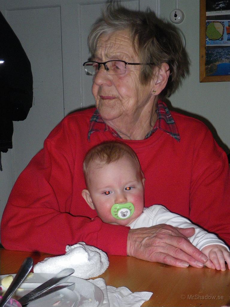 IMGP5384.jpg - Morfarsmor ser lite grinig ut, men det är bara som det ser ut..