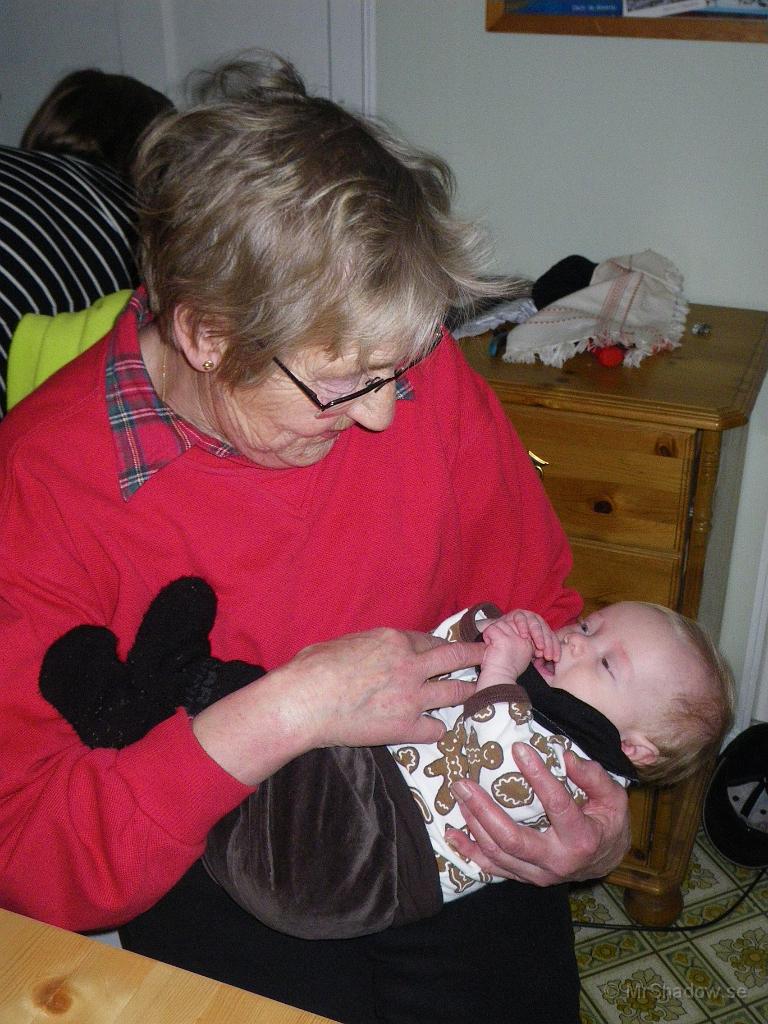 IMGP5385.jpg - Tuva är med hon också. Fin tröja med pepparkaksgubbar på har hon.