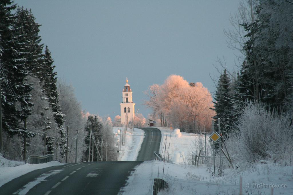 IMG_1116.JPG - Det är nästan 3km till kyrkan. Vackert eftermiddagsljus blev det