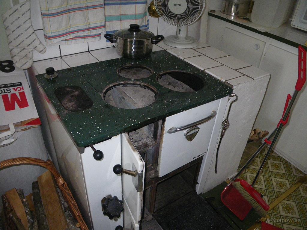 IMGP5678.JPG - 2011-02-06  Spisen används ju till både matlagning och värme, varför den behöver servas lite ibland. Städa ur lite sot behövs ibland..