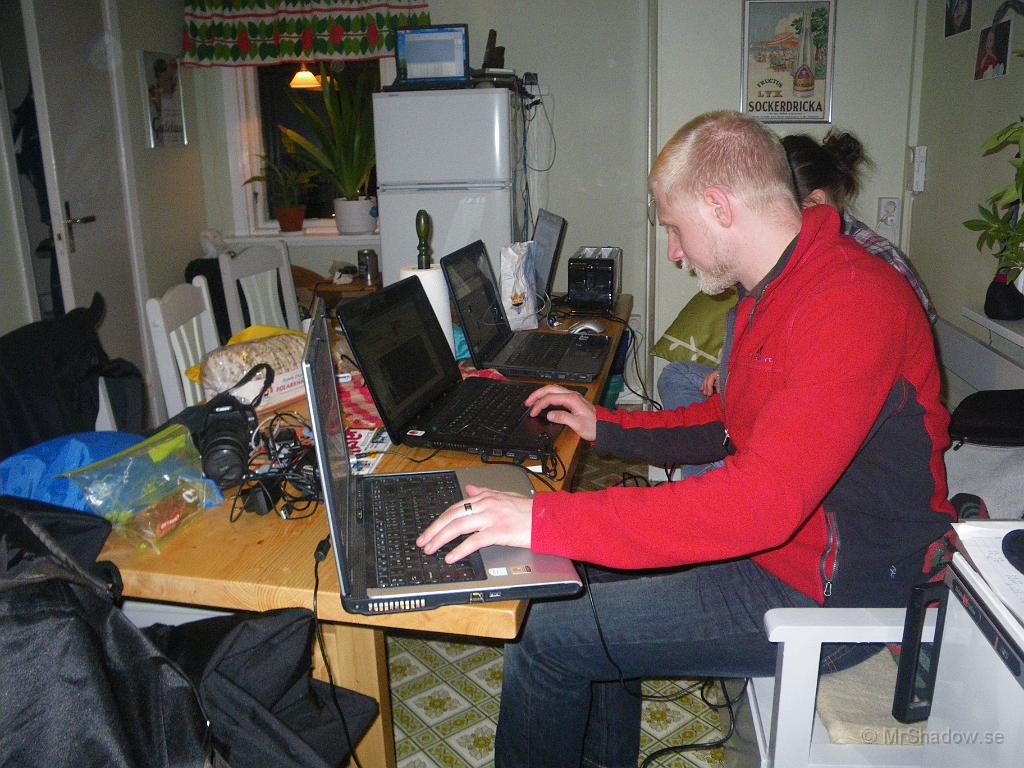 IMGP5791.JPG - Fick finfrämmande, Bodyguard med sambo kom upp och hälsade på. Nu kunde de inte slita sig från den imaginära världen.. tre personer och fem bärbara datorer... En av datorerna är gateway...