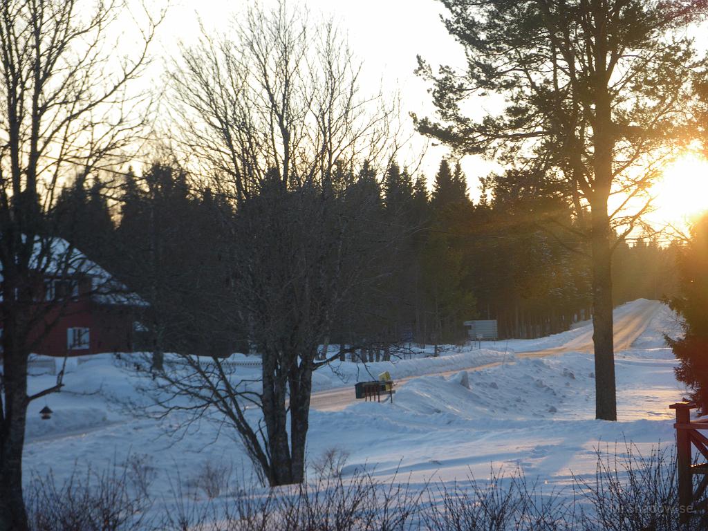 IMGP5792.JPG - 2011-02-27  Söndag eftermiddag och dags att åka in till stan igen. Solen lyser fint mot postlådorna ;-)