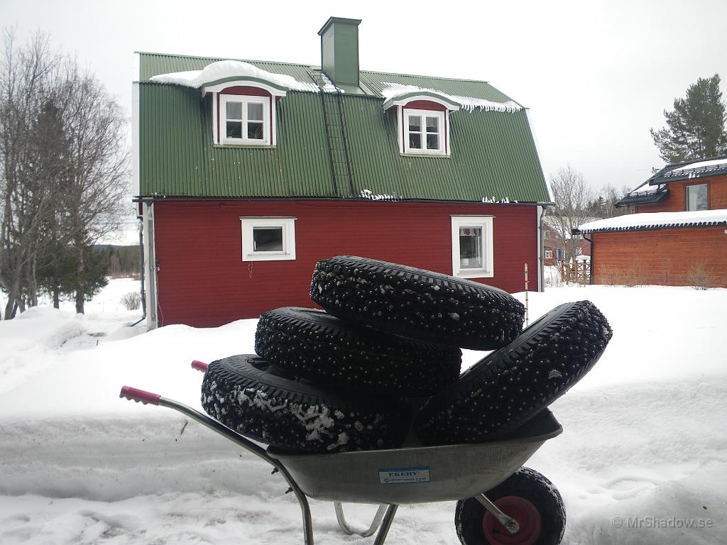 IMGP5864.JPG - 2011-03-13  Dags att lägga undan vinterdäcken??  Åtmindstånde de som är väldubbade :-)
