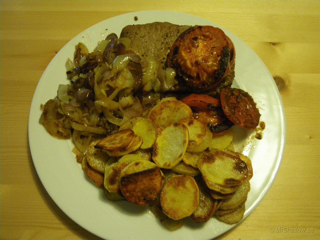 IMGP5914.JPG - Det här är däremot matnyttigt. Biffstek med lök och till det råstekt potatis och stekt tomat.