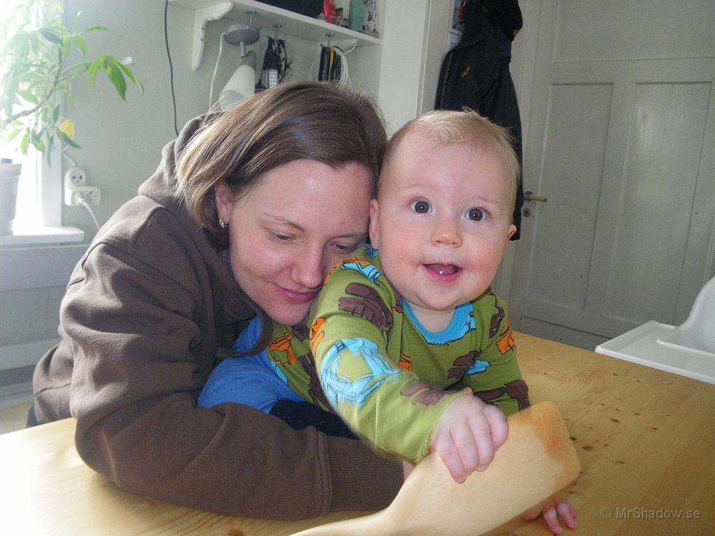 IMGP5935.JPG - 2011-04-02  Lukas tog med mamma och pappa och hälsade på Morfar i Slåtte :-)