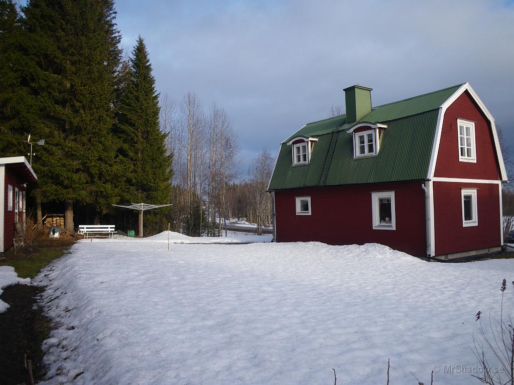 IMGP5966.JPG - Nu är det nog ungefär 20 cm snötäcket på gräsmattan..