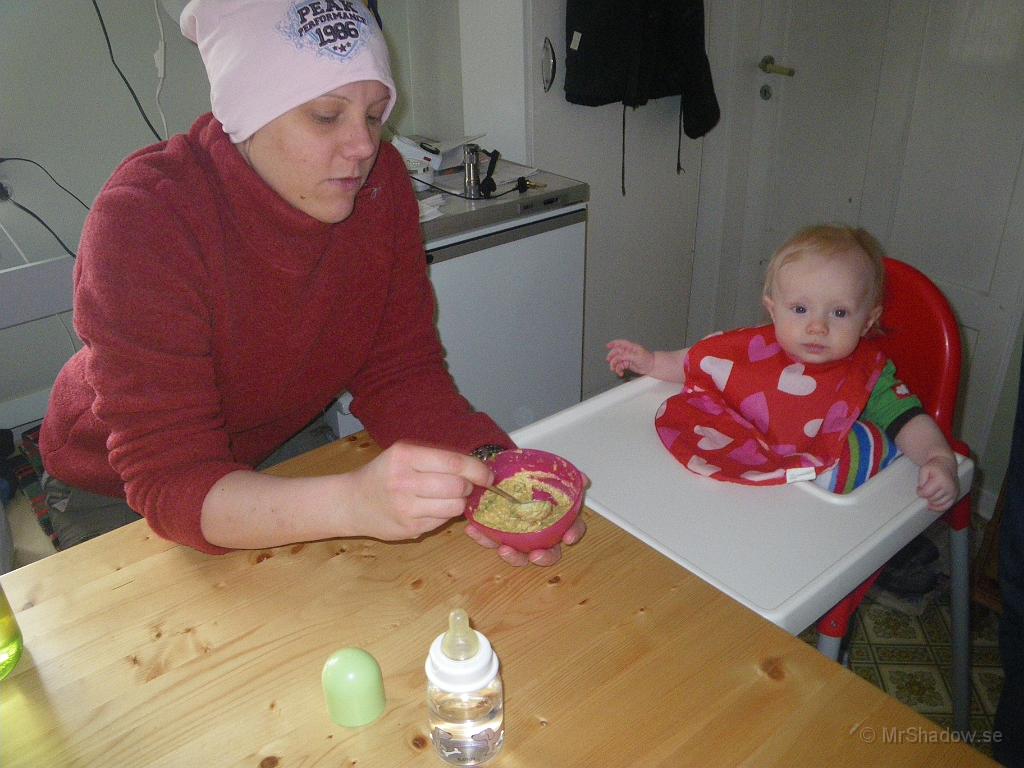 IMGP6000.JPG - 2011-04-16  Idag kom Tuva på besök hos morfar och hon hade med sig mamma och morfars mor. Här är det dags för lite lunch.