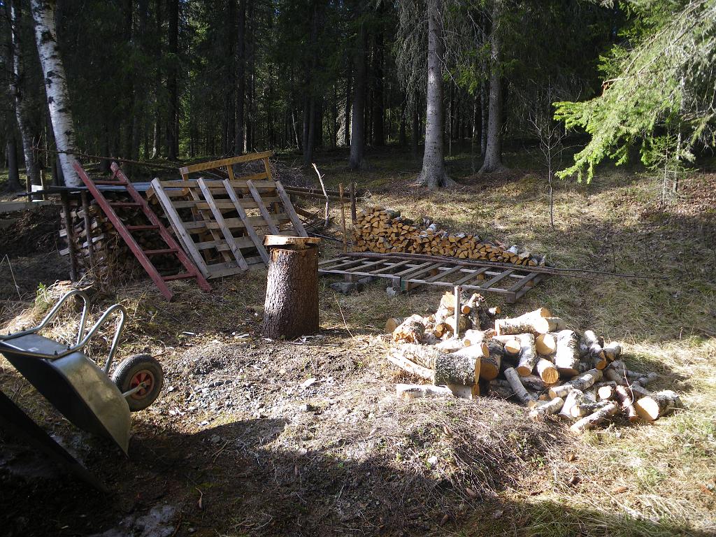 IMGP6015.JPG - Har också börjat stapla upp lite ved... Kan behövas till vintern..