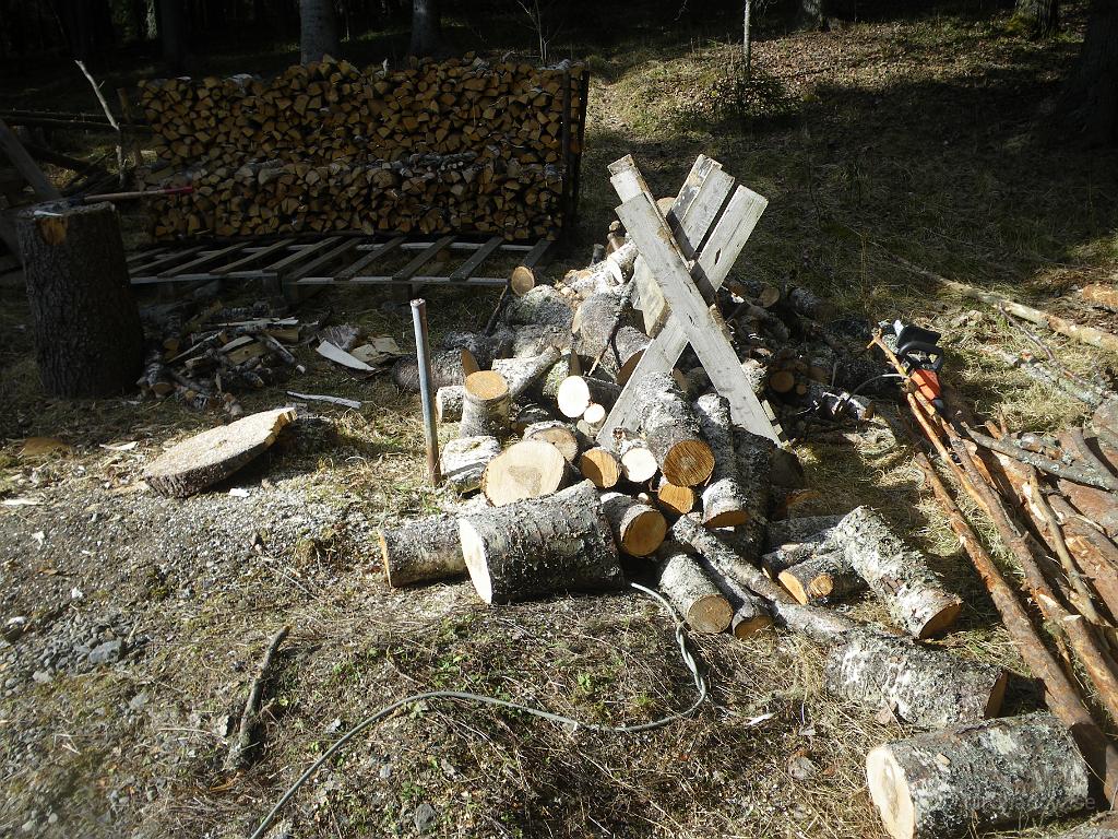 IMGP6057.JPG - Gjort ett litet pass vid vedhögen och har snart klyvit upp all björkved.  Bara en "liten" hög kvar..