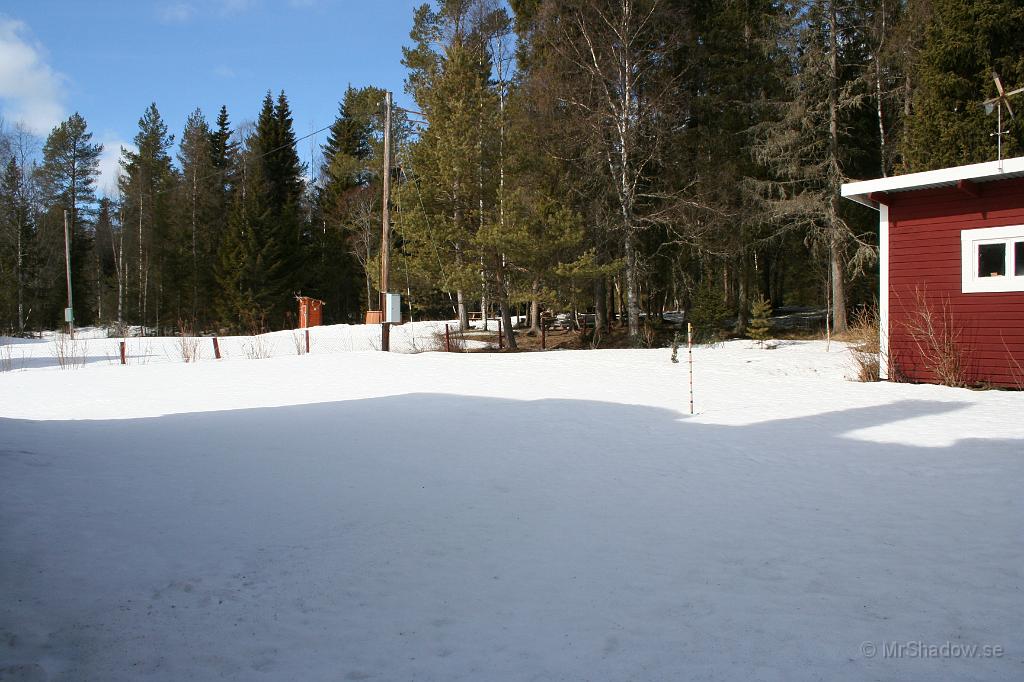 IMG_1872.JPG - Men det är fortfarande mer än 40 cm på gräsmattan..
