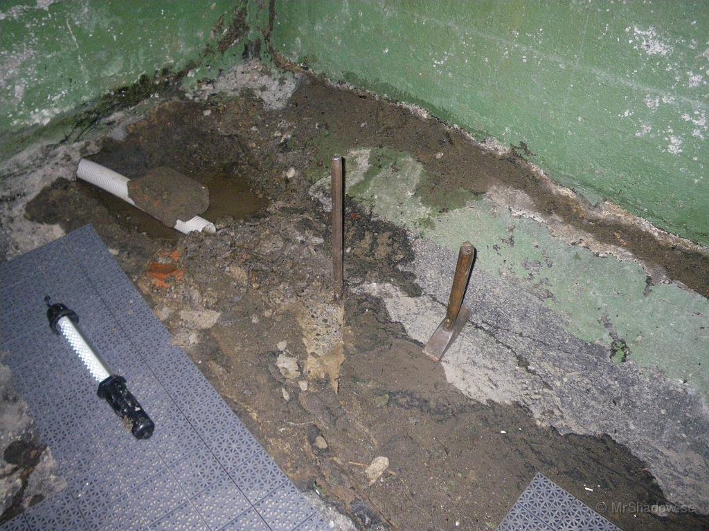 IMGP7448.JPG - Så lite tungt jobb... Ska få ner dränneringsslangen i betonggolvet..