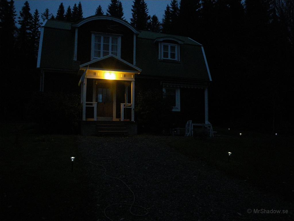 IMGP7520.JPG - Kass bild, men visar i vart fall några nya ljuspunkter.. Solcellslampor som förhoppningsvis ser bra ut...