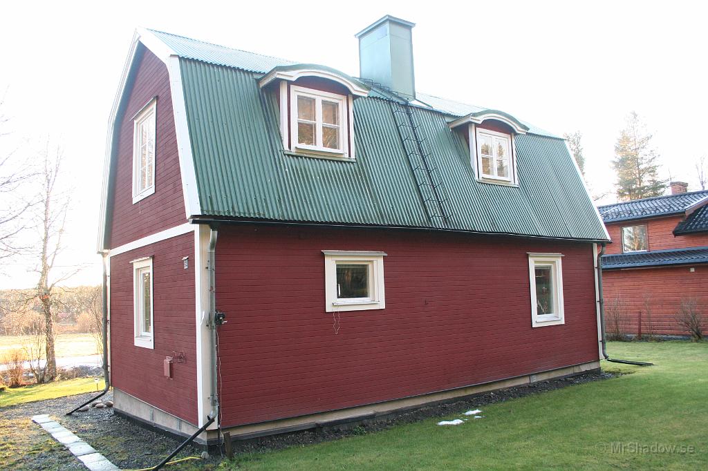 IMG_5192.JPG - Några små snöfläckar kvar bakom huset.. I går några minus idag några plus..